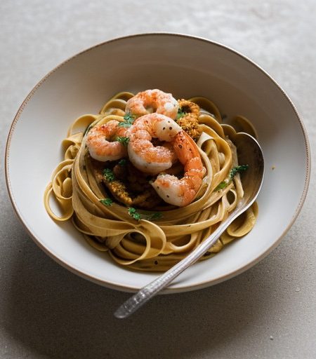 Linguine With Shrimp & Saffron Sauce recipe image